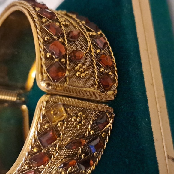 Vintage Gold Tone Brown Rhinestone Bangle Cuff Hinged Bracelet - Picture 4 of 9
